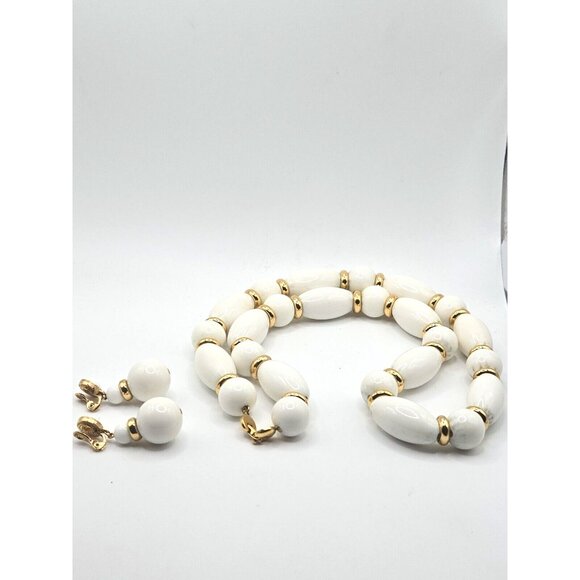 Vintage Monet Signed Milk Glass Set 28in necklace and 2in dangle clip earrings - Picture 3 of 9